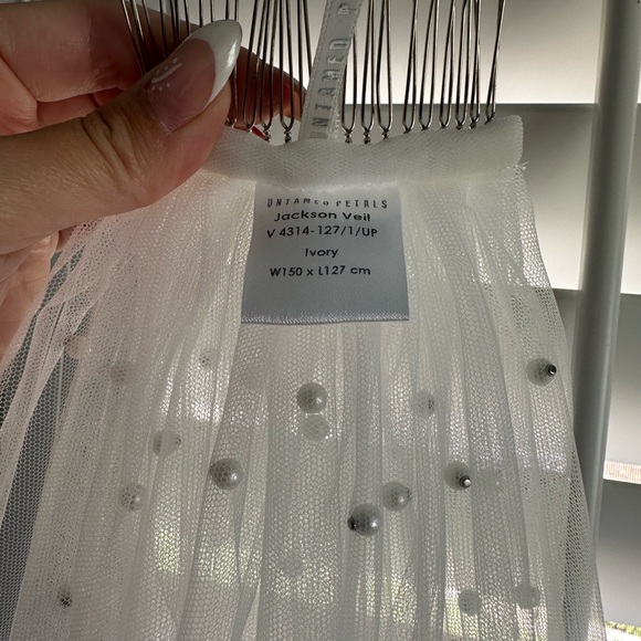 UNTAMED PETALS BY AMANDA JUDGE Pearl-Embellished White Veil -NEVER WORN